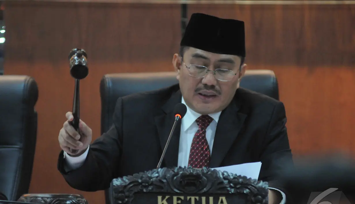 Jimly Asshiddiqie saat menjadi pemimpin sidang pelanggaran kode etik di Ruang Sidang DKPP, Jakarta, Selasa (11/11/2014) (Liputan6.com/Herman Zakharia)