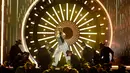 Aksi panggung Jennifer Lopez dalam acara Billboard Music Awards 2018 di MGM Grand Garden Arena, Las Vegas, AS (20/5). JLo beraksi dengan bergaya seperti Raja Pop Dunia, mendiang Michael Jackson. (AP Photo/Chris Pizzello)