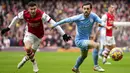 Pemain Arsenal Gabriel Martinelli (kiri) menantang pemain Manchester City Bernardo Silva pada pertandingan sepak bola Liga Inggris di Stadion Emirates, London, Inggris, 1 Januari 2022. Manchester City menang 2-1. (AP Photo/Matt Dunham)
