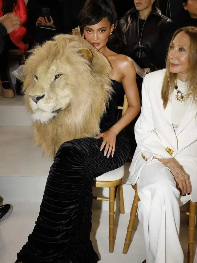 Gaya Sensasional Kylie Jenner di Schiaparelli Show, Pakai Gaun dengan Kepala Singa Besar