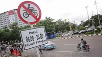 Plang pemberitahuan larangan sepeda motor melintas yang terpampang di jalan Medan Merdeka Barat, Jakarta, Selasa (7/11). Anies meminta ada perubahan agar motor bisa difasilitasi di Jalan MH Thamrin. (Liputan6.com/Faizal Fanani)