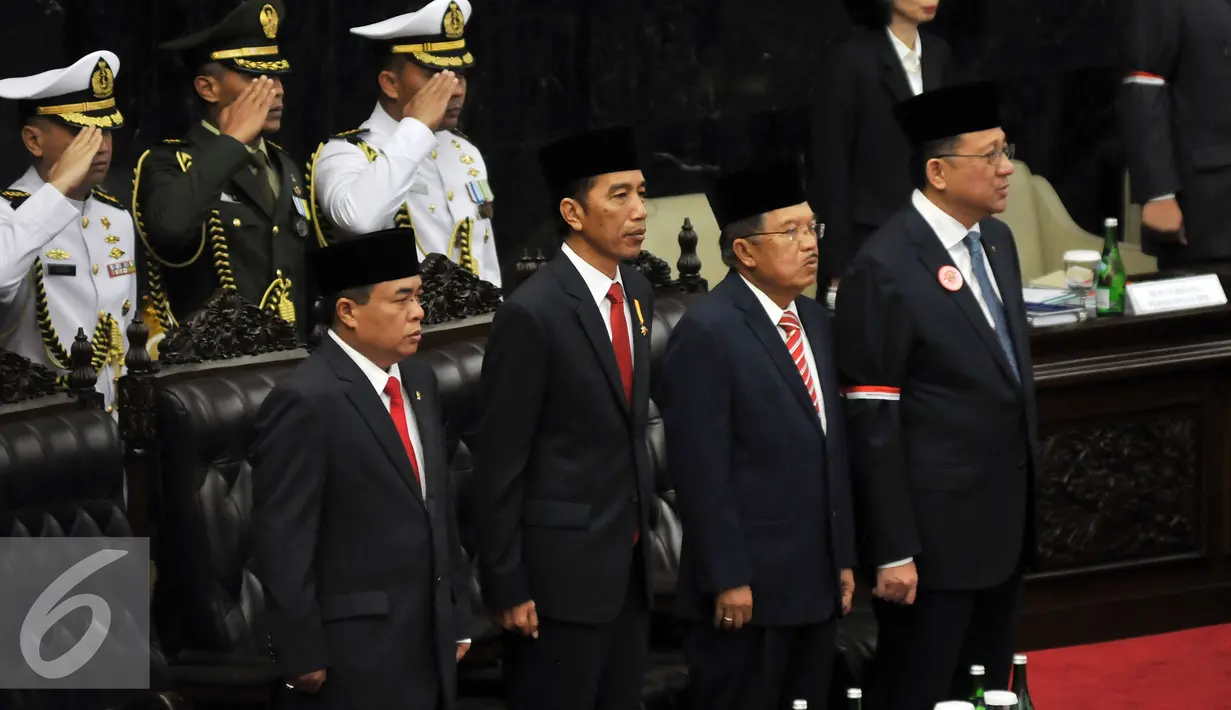 Presiden Joko Widodo di dampingi Wakil Presiden Jusuf Kalla, Ketua DPR Ade Komarudin dan Ketua DPD Irman Gusman saat hadir dalam sidang tahunan MPR RI, DPR RI dan DPD RI tahun 2016 di Kompleks Parlemen, Jakarta, Selasa (16/8). (Liputan6.com/Johan Tallo)