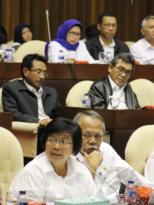 Menteri LHK, Siti Nurbaya dan Menteri PU-Pera, Basuki Hadimuljono mengikuti rapat dengan Komisi V DPR-RI di Jakarta, Selasa (31/3). Rapat tersebut diantaranya membahas rencana pemerintah mengajukan RUU Sumber Daya Air. (Liputan6.com/Helmi Afandi)