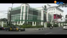 Sejumlah kaca pecah akibat penyerangan orang tak dikenal pada Minggu dini hari.