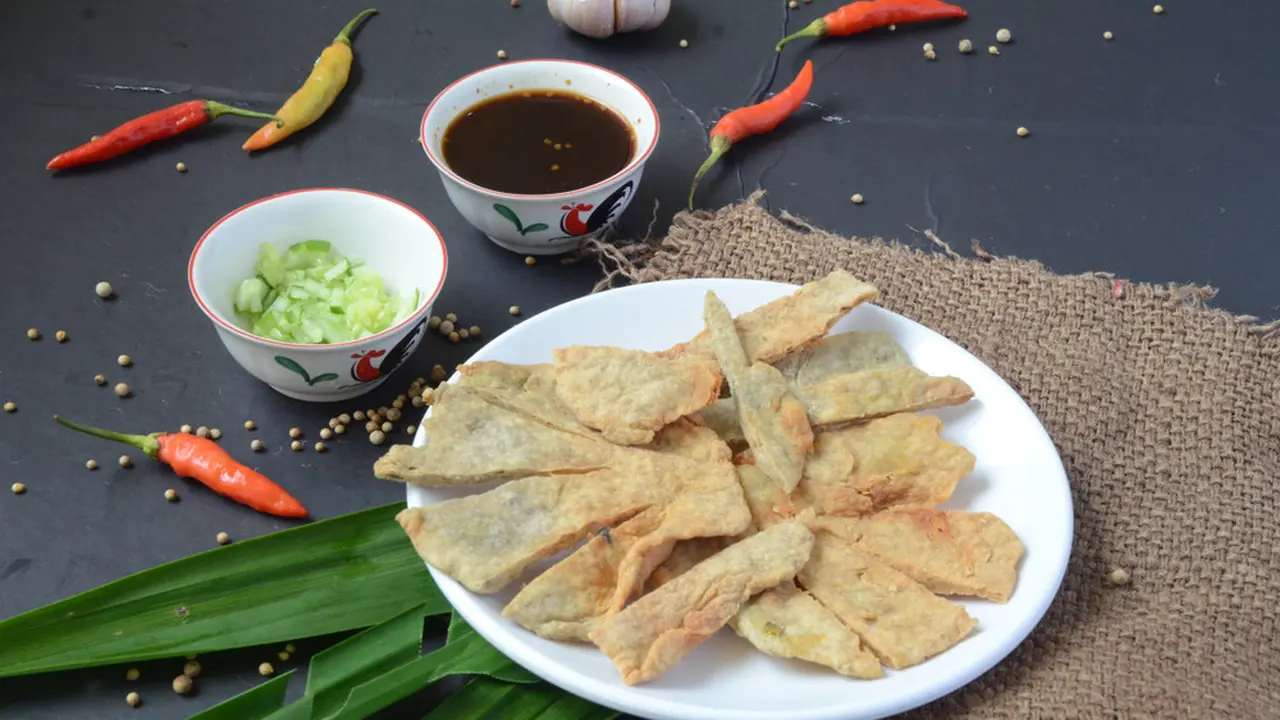 Uniknya Pempek Crispy CEK YA, Bisa Langsung Disantap Lengkap dengan Saus Cukonya