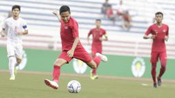 Gelandang Timnas Indonesia U-22, Evan Dimas, berusaha melepaskan tendangan saat melawan Myanmar U-22 di di Stadion Rizal Memorial, Manila, Sabtu (7/12). Indonesia menang 4-2 atas Myanmar. (M Iqbal Ichsan)