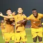 Putu Gede (kiri), Renan Silva (tengah), dan Ezechiel N'Douassel (kanan) merayakan gol Bhayangkara FC ke gawang Persik Kediri pada pekan kelima BRI Liga 1 2021/2022 di Stadion Madya, Jakarta, Rabu (29/9/2021). (Bola.com/Muhammad Iqbal Ichsan).