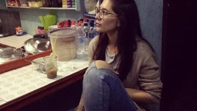 6 Momen Artis Difoto Diam-Diam Saat Makan di Warteg, Penampilannya Jadi Sorotan