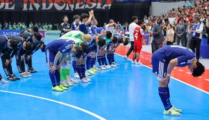 Para pemain dan ofisial Jepang memberikan penghormatan kepada fans usai dikalahkan Timnas Futsal Indonesia dengan skor 3-5 dalam laga semifinal Piala Asia Futsal 2026 di Indonesia Arena, Jakarta, Kamis (5/2/2026). (Bola.com/Bagaskara Lazuardi)