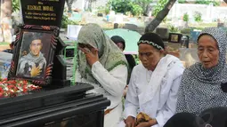 Salah satu peziarah tampak meneteskan air mata saat di pemakaman. (Liputan6.com/Herman Zakharia)