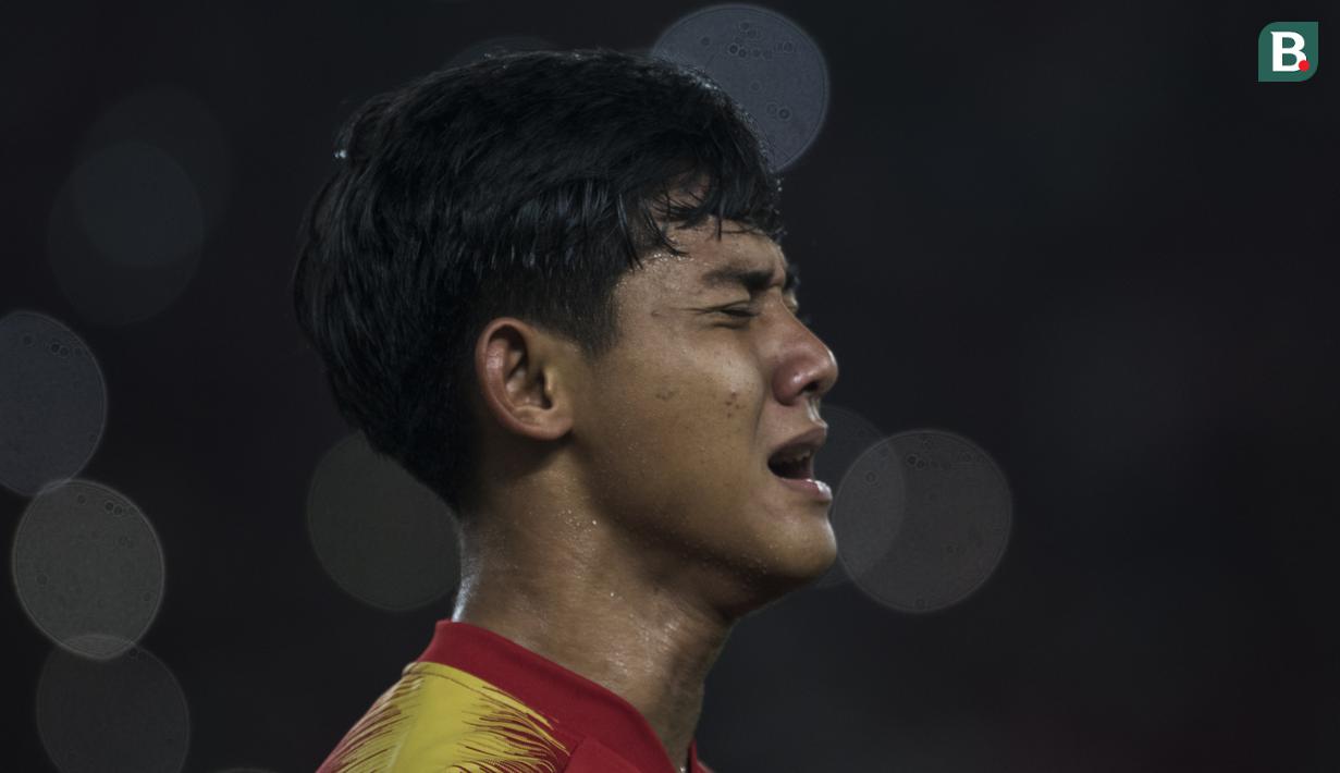 Bek Timnas Indonesia, Firza Andika, saat menyanyikan laga Indonesia Raya sebelum melawan Jepang pada laga Piala AFC U-19 di SUGBK, Jakarta, Minggu (28/10). Indonesia 0-2 dari Jepang. (Bola.com/Vitalis Yogi Trisna)