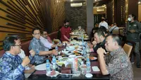 Mantan Komisaris PT Transjakarta, Sudirman Said hadir dalam pertemuan Anies Baswedan dengan tim kecil Koalisi Perubahan, Jumat (18/11/2022) siang. (Liputan6.com/Winda Nelfira)