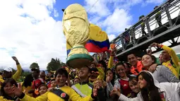 Meski gagal melaju ke babak semifinal Piala Dunia 2014, ribuan suporter tetap menanti kedatangan Timnas Kolombia di Bogota, (6/7/2014). (REUTERS/Jose Miguel Gomez)
