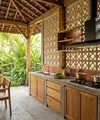Desain Dapur Terbuka dengan Roster agar Sirkulasi Lancar (Foto: AI Generated)
