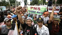 Ribuan orang dari Forum Honorer Kategori 2 (FHK2I) menyuarakan orasi mereka di depan Istana Merdeka, Jakarta, Rabu (10/2). Guru honorer dari seluruh Indonesia itu menuntut Pemerintah agar mengangkat mereka sebagai PNS. (Liputan6.com/ Faizal Fanani)
