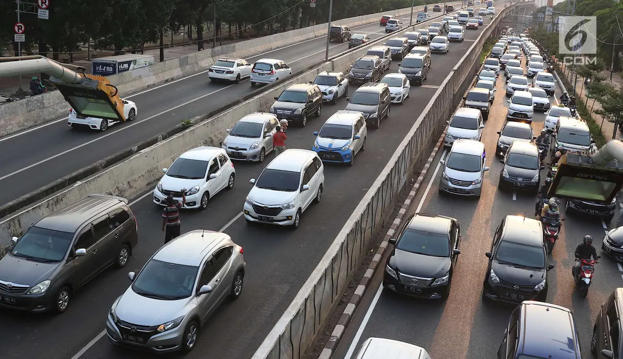 Kendaraan terjebak kemacetan di Jalan Casablanca, Jakarta, Sabtu (6/10). Adanya JLNT Kampung Melayu-Tanah Abang di kawasan tersebut tidak berdampak signifikan untuk mengurai kemacetan akibat tingginya volume kendaraan. (Liputan5.com/Immanuel Antonius)