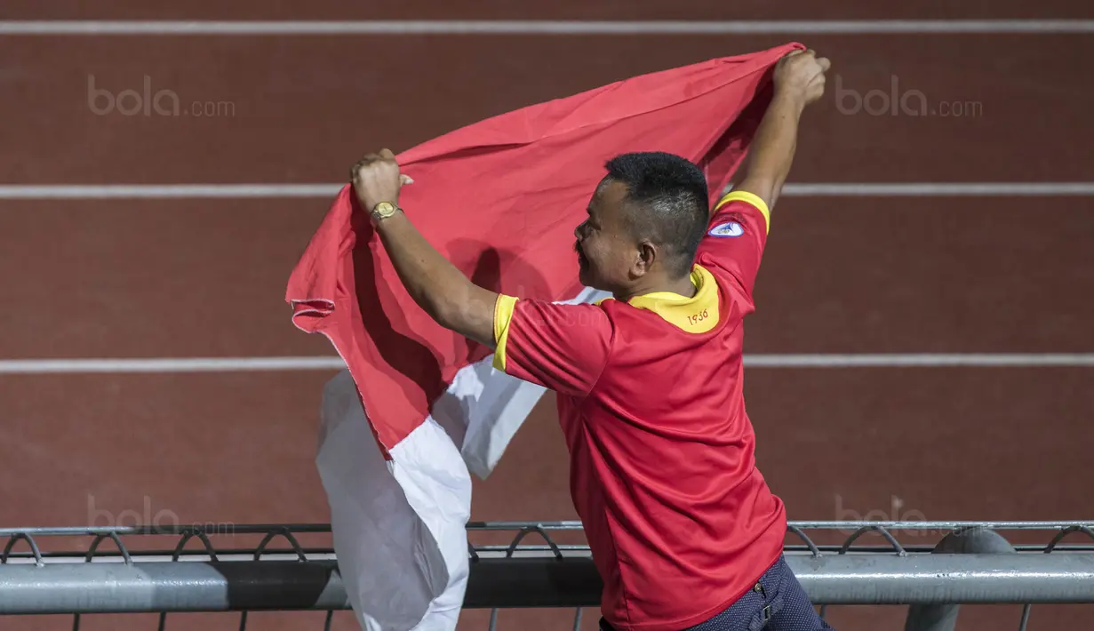 Suporter Selangor FA mengibarkan bendera Indonesia saat melawan Kuala Lumpur FA pada laga Liga Super Malaysia di Stadion Kuala Lumpur, Cheras, Minggu (4/2/2018). Kuala Lumpur FA kalah 0-2 dari Selangor FA. (Bola.com/Vitalis Yogi Trisna)