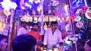Seorang pelanggan membeli lampu hias di pasar menjelang Diwali, festival lampu Hindu, di Allahabad pada 20 Oktober 2022. Diwali, festival lampu, akan dirayakan pada 24 Oktober. (AFP/ Sanjay Kanojia)