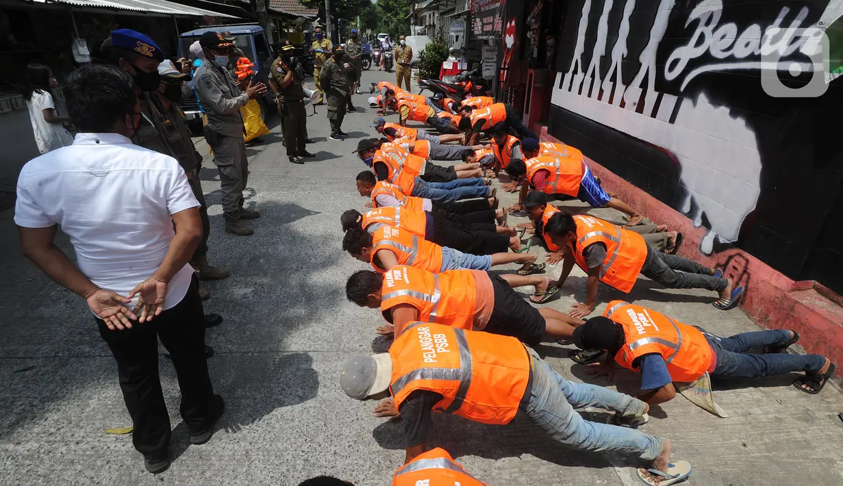Puluhan pelanggar PSBB diberi hukuman push-up saat razia masker di Pasar Reni, Pamulang, Tangerang Selatan, Banten, Selasa (1/9/2020). Razia terhadap pedagang dan pengunjung pasar ini juga dilakukan rapid test guna mencegah penularan COVID-19. (merdeka.com/Arie Basuki)