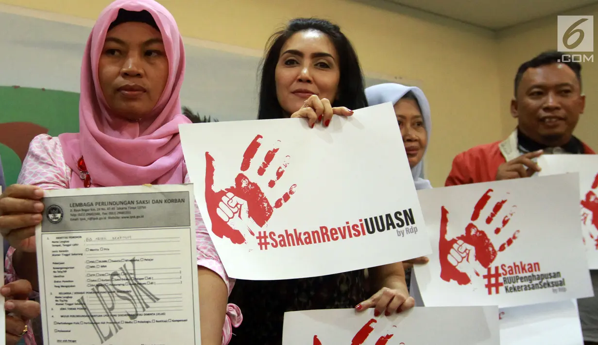 Anggota Fraksi PDIP MPR RI, Rieke Diah Pitaloka Bersama Korban Kekerasan Seksual Baiq Nuril menunjukkan surat dari LPSK dalam Diskusi Empat Pilar MPR di Kompleks Parlemen, Senayan, Jakarta, Rabu (21/11). (Liputan6.com/Johan Tallo)