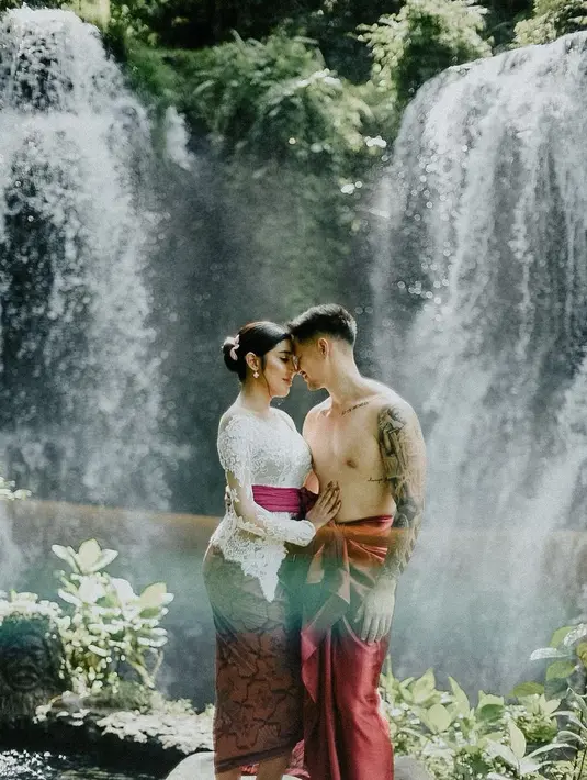 Sementara sang kekasih tampil bertelanjang dada memamerkan tubuhnya yang berotot dan menggunakan kain. @millencyrus