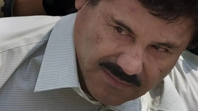 Joaquin "El Chapo" Guzman dikawal ke sebuah helikopter, diborgol oleh marinir angkatan laut Meksiko di Mexico City pada 22 Februari 2014 ini. (AP / Eduardo Verdugo)