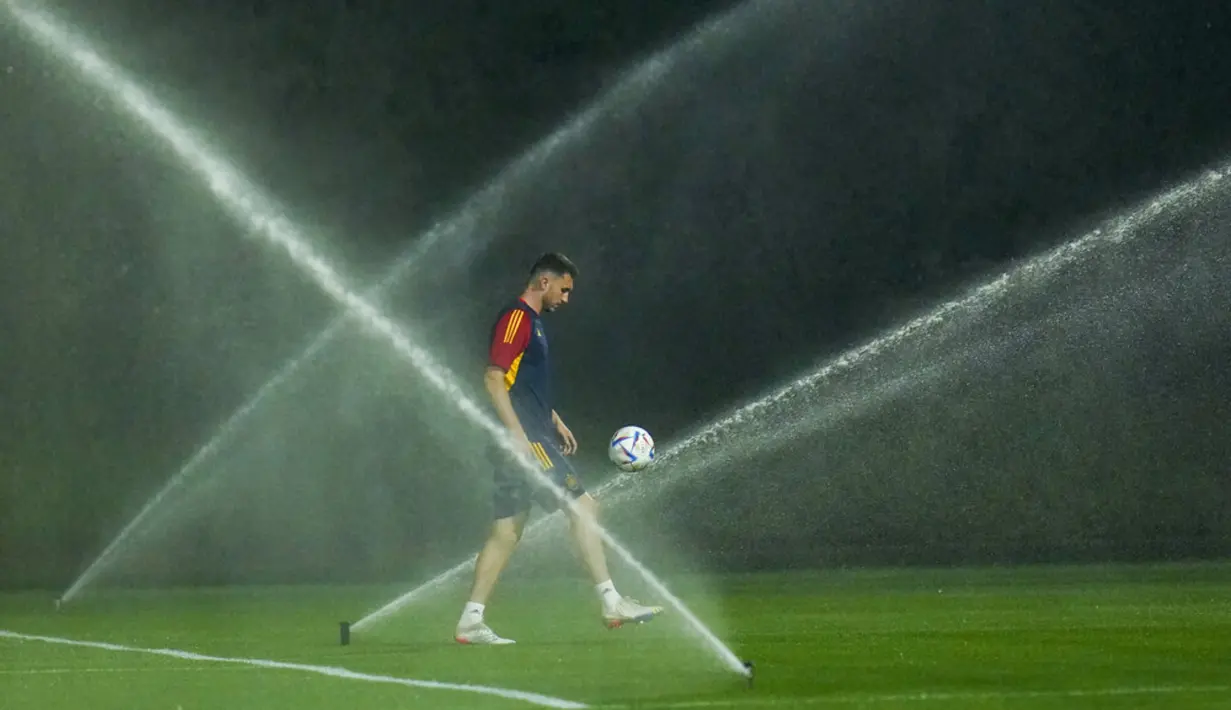 <p>Aymeric Laporte berlatih selama sesi latihan di Universitas Qatar, Doha, Qatar, Senin (5/12/2022). Spanyol harus berhati-hati pada pertandingan melawan Maroko yang punya jejak gemilang selama Piala Dunia 2022 berlangsung. (AP Photo/Julio Cortez)</p>