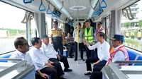 Presiden Joko Widodo (Jokowi) mengungkap pentingnya transportasi massal ramah lingkungan di kota-kota besar di Indonesia. Menyusul, hadirnya trem otonom di Ibu Kota Nusantara (IKN).