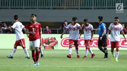 Pemain Bahrain merayakan gol yang dicetak Mohamed Marhoon ke gawang Indonesia U-23 pada laga PSSI Anniversary 2018 di Stadion Pakansari, Kab Bogor, Jumat (27/4). Indonesia kalah 0-1. (Liputan6.com/Helmi Fithriansyah)