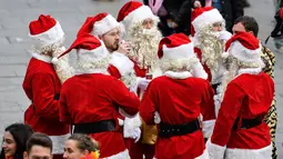 Sekelompok pria dengan kostum Santa Claus tiba di stasiun kereta api saat orang-orang menyambut dimulainya musim karnaval di jalan-jalan Kota Cologne, Jerman, Senin (11/11/2019). Kostum berbagai warna dan bentuk menambah suasana meriah di jalan-jalan dan tempat-tempat umum (AP Photo/Martin Meissner)