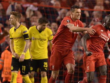 Bek Liverpool, Mamadou Sakho, merayakan gol yang tercipta ke gawang Dortmund pada laga Liga Europa di Stadion Anfield, Inggris, Jumat (15/4/2016) dini hari WIB. Liverpool lolos ke semifinal berkat agregat skor 5-4. (AFP/Oli Scarff)