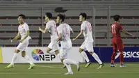 Para pemain Vietnam U-22 merayakan gol yang dicetak Doan Van Hau ke gawang Timnas Indonesia U-22 pada laga final SEA Games 2019 di Stadion Rizal Memorial, Manila, Selasa (10/12). Indonesia kalah 0-3 dari Vietnam. (Bola.com/M Iqbal Ichsan)