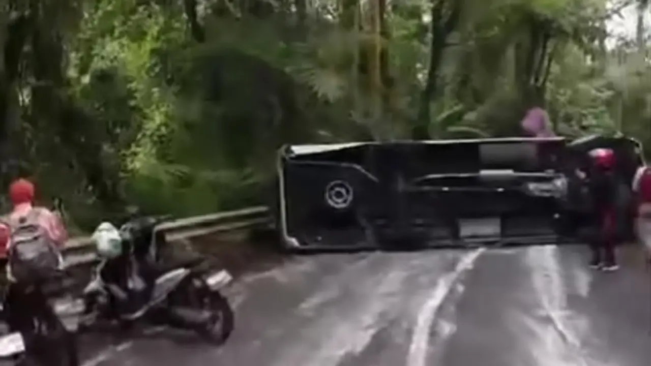 Mobil elf terguling di jalur erek- erek menuju kawah Ijen Banyuwangi (Istimewa)