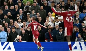 Gelandang Liverpool, Alexis Mac Allister, berselebrasi setelah mencetak gol ke gawang Tottenham Hotspur pada babak ketiga Carabao Cup 2026/2027, di Stadion Anfield, Rabu (16/9/2026) dini hari WIB. (Paul Ellis/AFP)