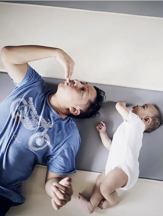 Dari pernikahannya dengan Sabai Morsheck, Ringgo Agus Rahman dikaruniai anak pertama yang diberinama Bjorka Peter Morscheck. (Instagram/ringgoagus)