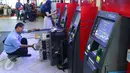  Petugas melakukan pengecekan mesin Anjungan Tunai Mandiri (ATM) di Jakarta, Selasa (17/5). Catatan Bank Indonesia (BI) menunjukkan, pengadaan ATM tidak banyak bertambah signifikan yang hanya mencapai 0,87 %. (Liputan6.com/Angga Yuniar)