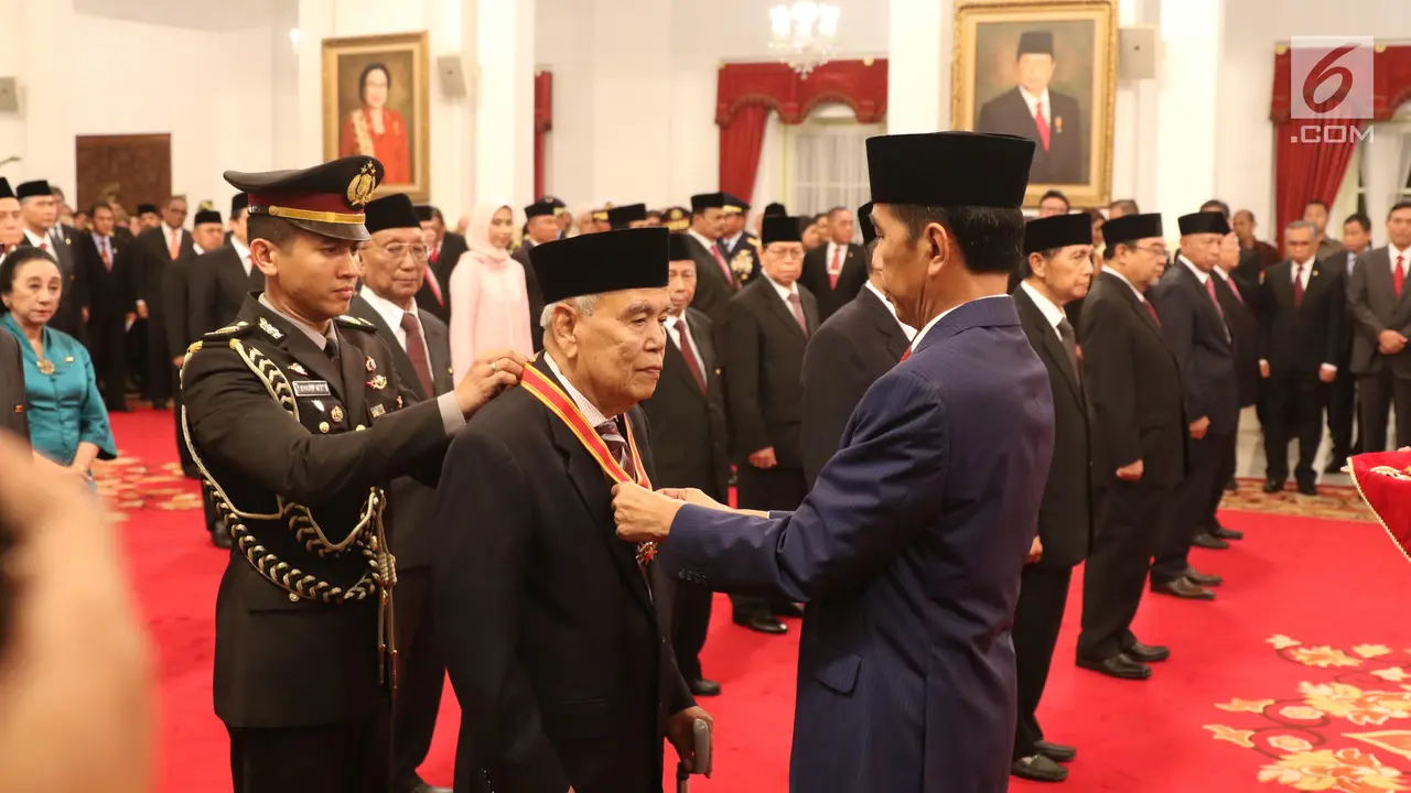 Presiden Jokowi Anugerahkan Tanda Kehormatan