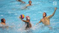 Atlet polo air putra Indonesia saat uji coba melawan tim Serbia di kolam Stadion Akuatik GBK, Jakarta, Rabu (11/7). Selain tanding, para pemain Serbia mengajarkan teknik dan skill kepada tim polo air Indonesia. (Liputan6.com/Faizal Fanani)