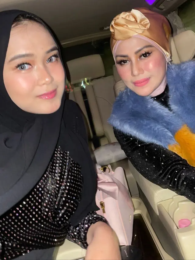 Ratu Bidadari bersama putrinya “Jelita KDI 2020,” yang juga penyanyi dan bintang sinetron