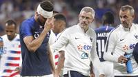 Kepala Olivier Giroud berdarah setelah mengalami benturan dengan pemain Amerika pada laga uji coba di Groupama stadium, Decines, Lyon (9/6/2018). Prancis dan Amerika bermain imbang 1-1. (AP/Laurent Cipriani)