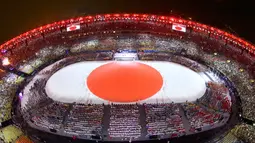 Atraksi konfigurasi bendera Jepang pada upacara penutupan Olimpiade Rio 2016 di Stadion Maracana, Rio de Janeiro, Minggu (21/8). Olimpiade 2016 resmi berakhir, Amerika Serikat keluar sebagai juara umum dengan jumlah 121 medali. (REUTERS/Pawel Kopczynski)