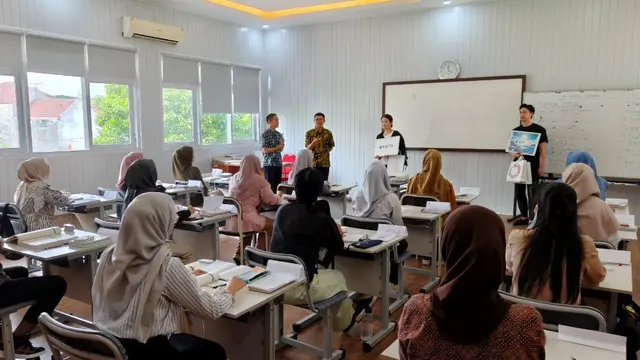 Delegasi Biro Kesejahteraan Tokyo mengenalkan KaiTo (Kaigo Passport Tokyo), sebuah program yang mendukung pencocokan tenaga kerja asing dengan status Pekerja Berketerampilan Spesifik (SSW) di sektor keperawatan lansia di Tokyo. (Liputan6.com)