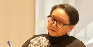 Menteri Luar Negeri Retno  Marsudi memiliki gaya fashion yang sangat memikat. Bahkan ia tak ragu menggunakan fashion item yang unik untuk menunjang penampilannya.