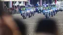 Sebelum acara hiburan pesta rakyat, warga akan dihibur dengan rangkaian parade defile dan pertunjukan marching band Akademi Kepolisian. (Liputan6.com/Angga Yuniar)