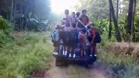 Kisah 42 Siswa Berdesakan di Mobil Butut demi Pergi Sekolah