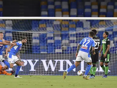 Pemain Napoli Elseid Hysaj (kiri tengah) merayakan golnya ke gawang Sassuolo pada pertandingan Serie A di Stadion San Paolo, Naples, Italia, Sabtu (25/7/2020). Napoli mengalahkan Sassuolo dengan skor 2-0. (Cafaro/LaPresse via AP)