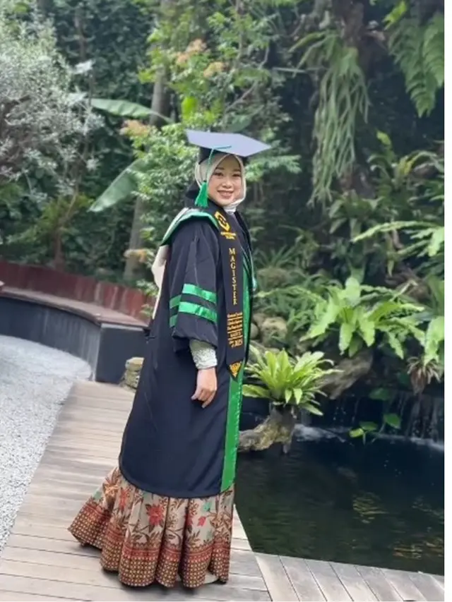 7 Potret Della Sabrina Istri Irfan Hakim Wisuda S2, Inspirasi Ibu Lima Anak