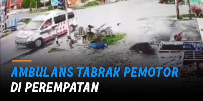 VIDEO: Ngeri, Ambulans Tabrak Pemotor di Perempatan Hingga Terpental