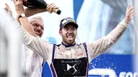 Pebalap DS Virgin Racing asal Inggris, Sam Bird, melakukan selebrasi di podium setelah memenangi balapan pertama Formula E New York City ePrix di Brooklyn, Sabtu (15/7/2017). (Bola.com/Twitter/FIAformulaE)