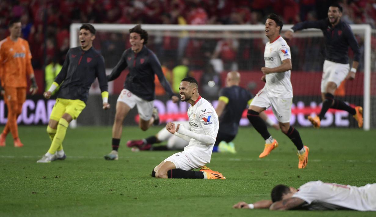 Selebrasi sejumlah pemain Sevilla setelah mengalahkan Juventus dalam pertandingan leg kedua semifinal Liga Europa 2022/2023 di Estadio Ramos Sanchez Pizjuan, Jumat (19/05/2023) dini hari WIB. (AFP/Jorge Guerrero)